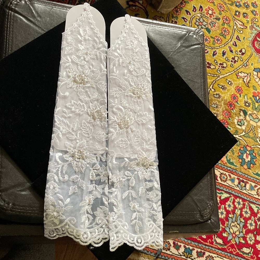 Elegant White Lace Opera Length Gloves